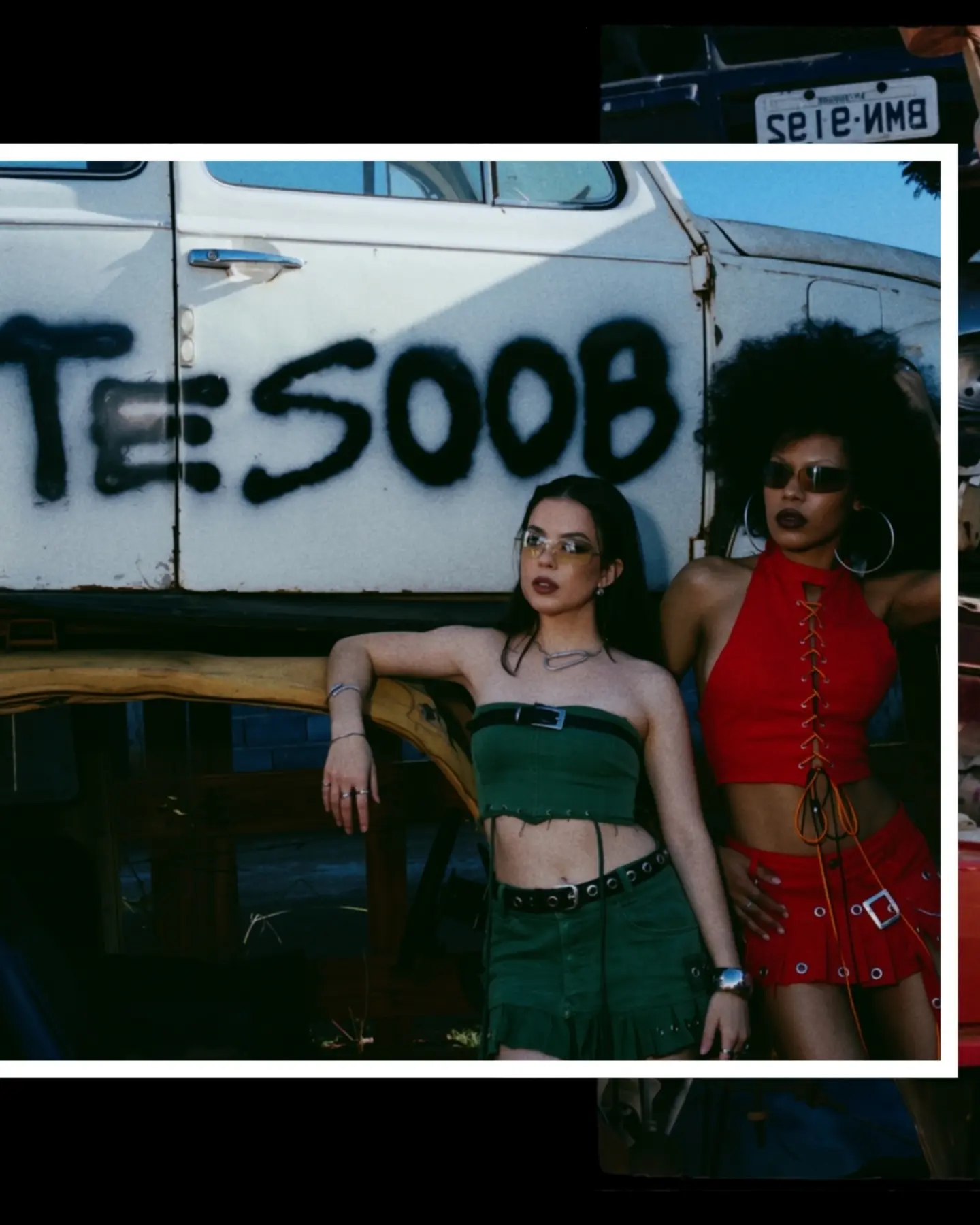 Modelos com os looks verde e vermelho junto à carroceria com a marca Tesoob.